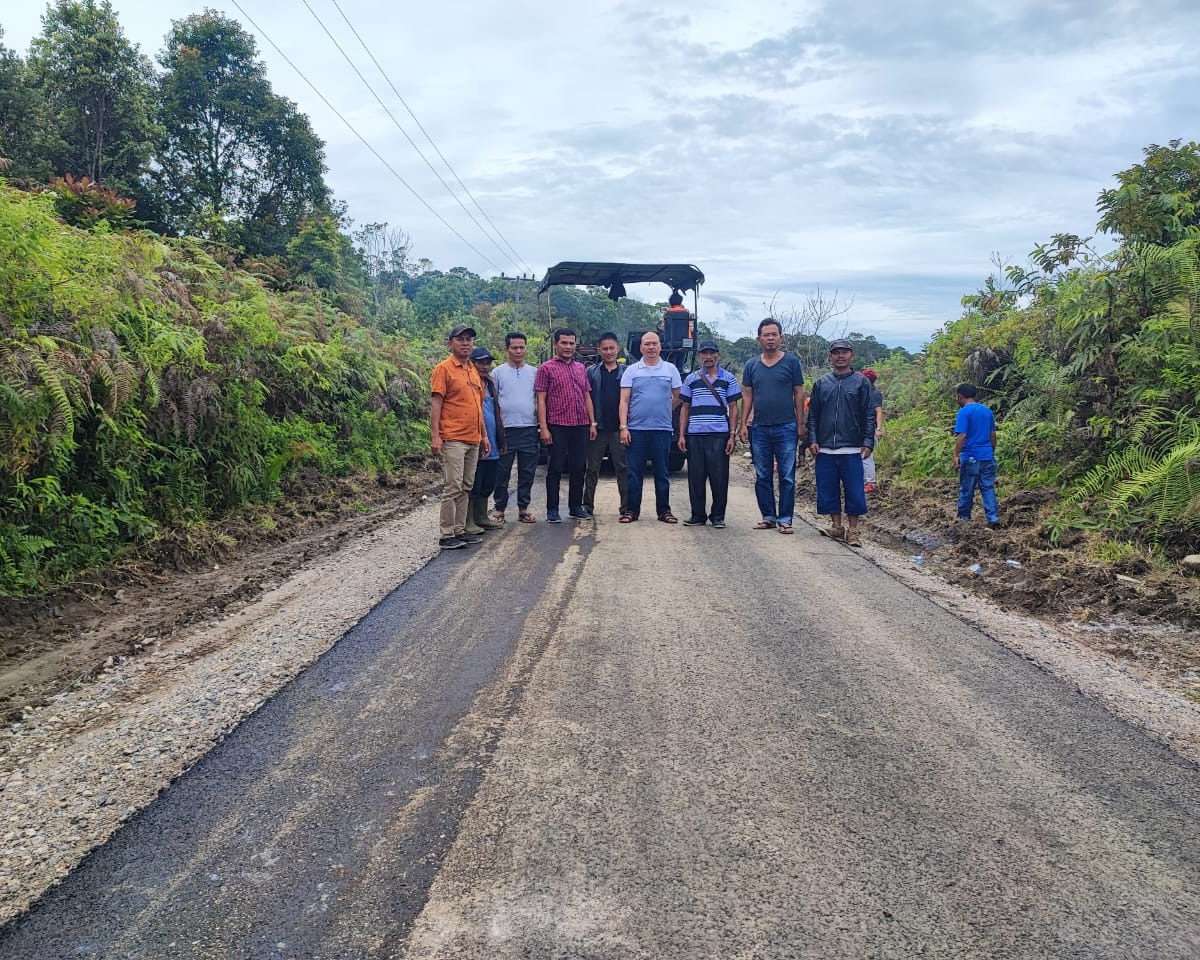 Bupati Taput Nikson Nababan Turun Langsung Tinjau Peningkatan Jalan Hotmix