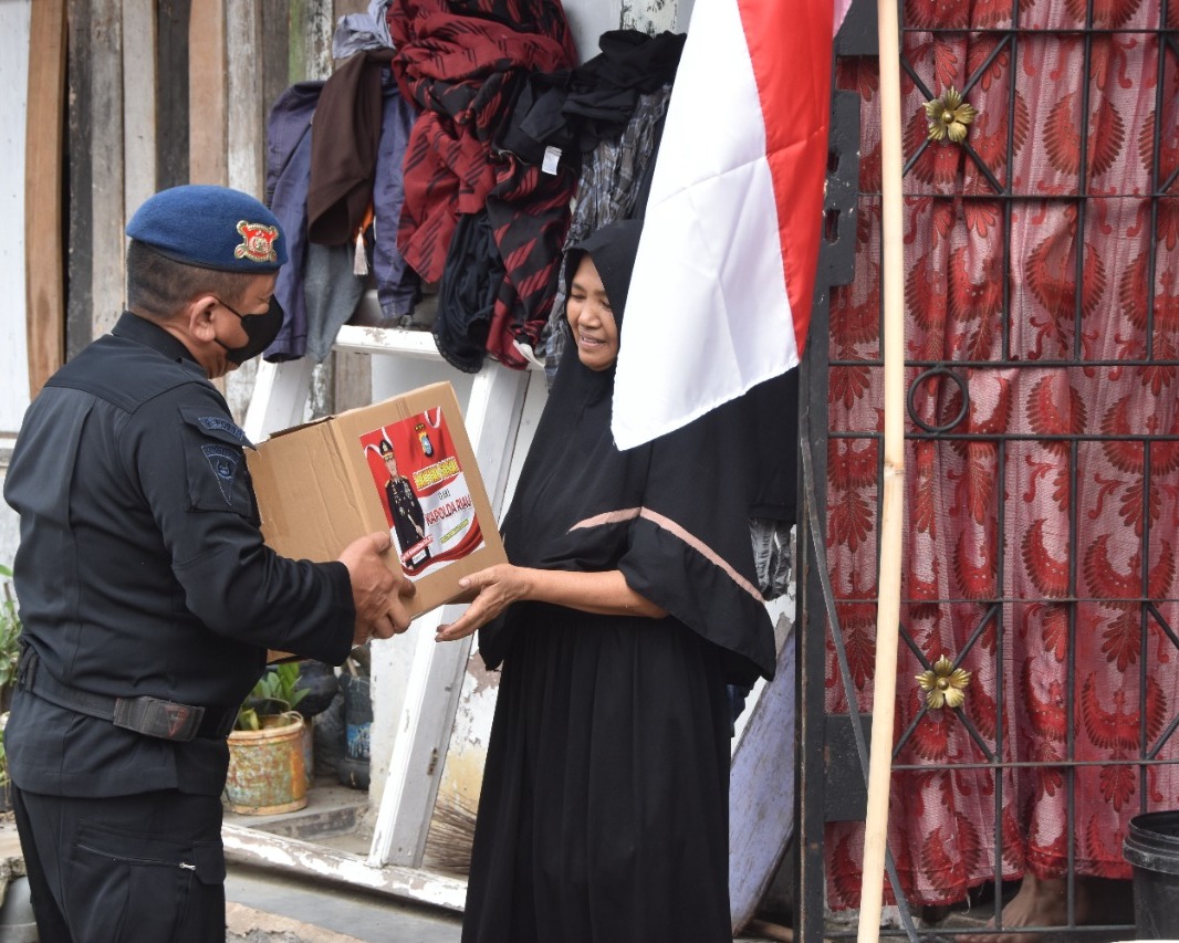 Jumat Barokah, Satuan Brimob Polda Riau Peduli Berikan Sembako Kepada Masyarakat
