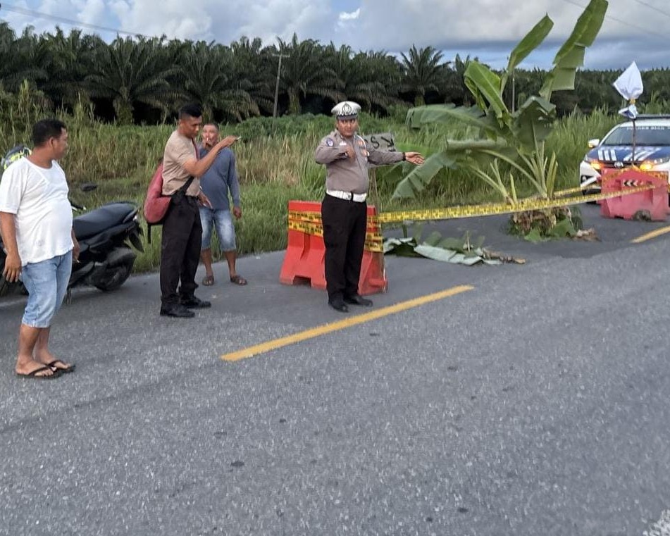 Cegah Laka di Jalan Rusak, Satlantas Polres Siak Pasang Water Barrier Di Lintas Dayun–Perawang