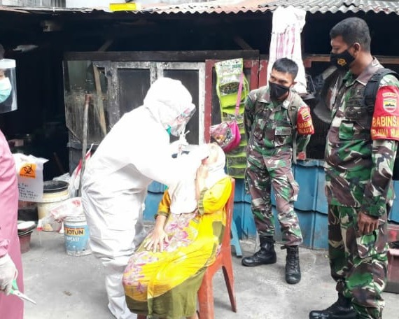 Babinsa Kodim 0301/PBR Lakukan Pendampingan Kepada Tim Medis Puskesmas Dalam Pelaksanaan Tracing Contact Pasien Covid-19