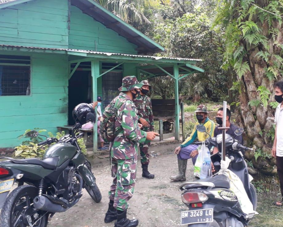 Babinsa Kodim 0301/PBR Bersama Masyarakat Peduli Api Kembali Lakukan Patroli dan Sosialisasi Karhutla