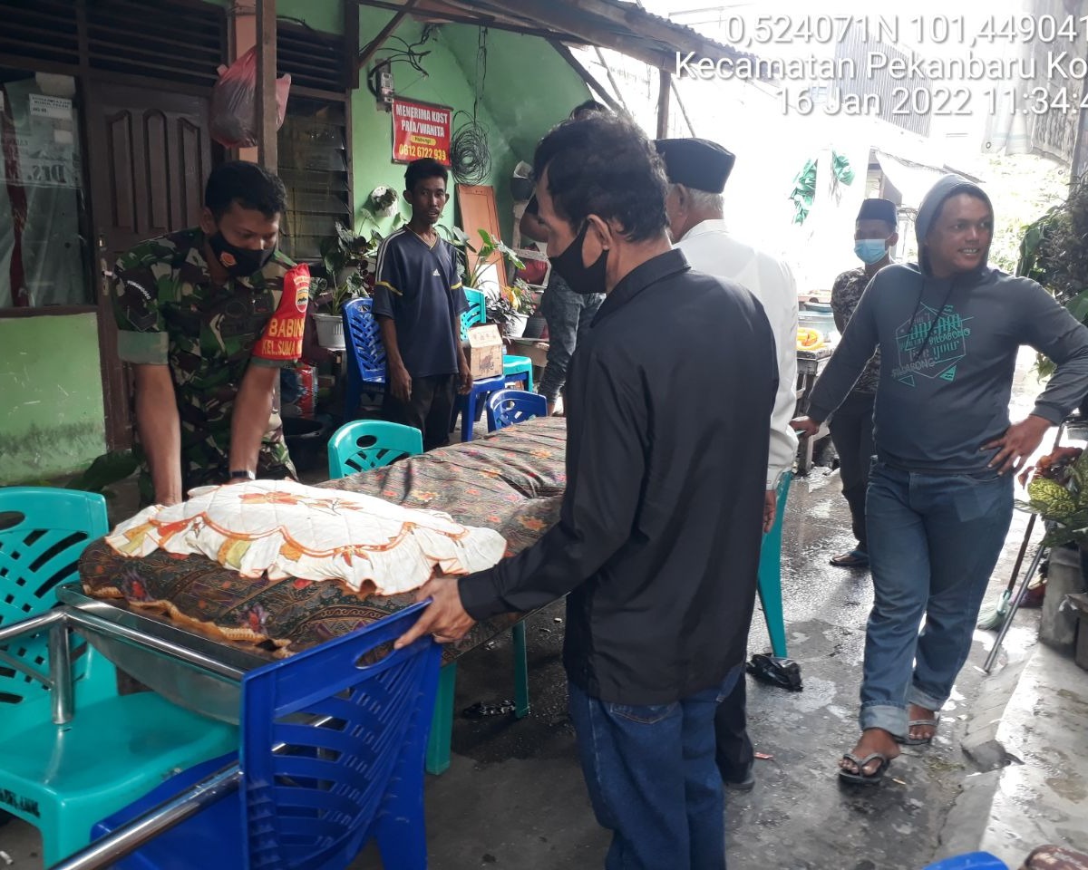 Babinsa Kodim 0301/PBR Lakukan Komsos Serta Melayat Ke Rumah Duka Warga di Kelurahan Sumahilang