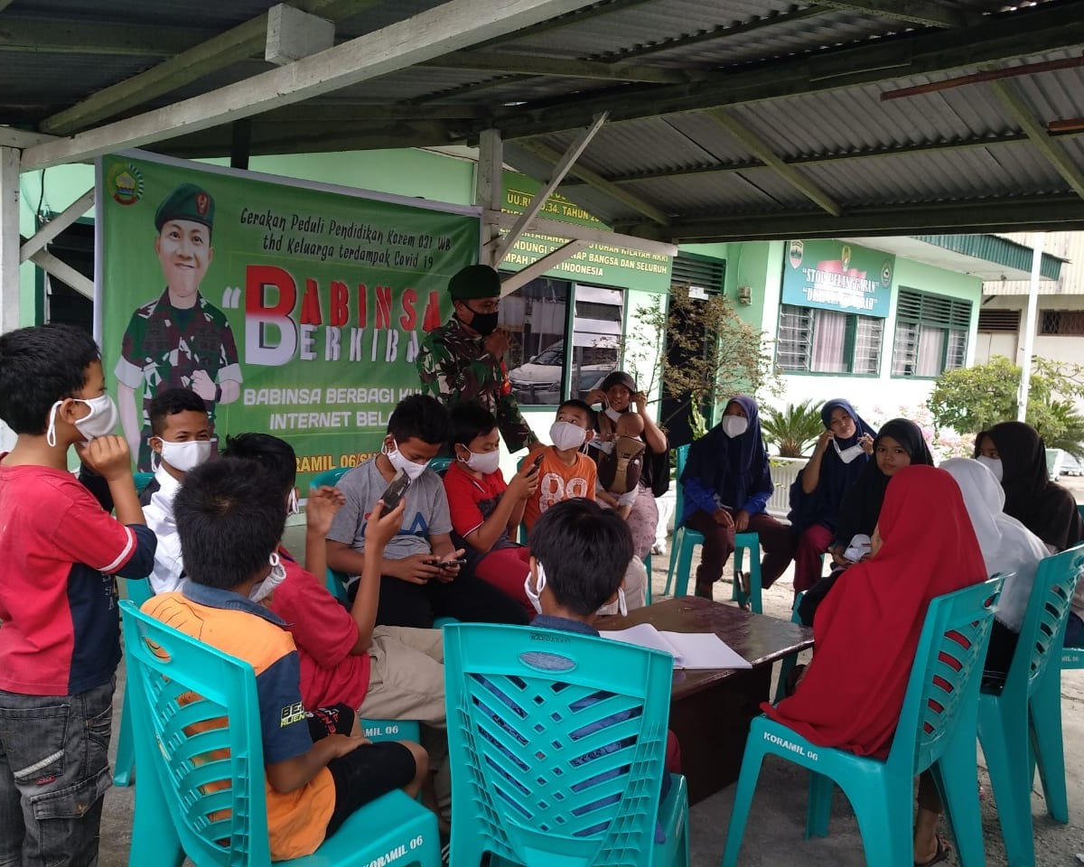 Personil Kodim 0301/PBR Memberikan Pelayanan Fasilitas Internet WIFI Gratis Bagi Siswa Kurang Mampu