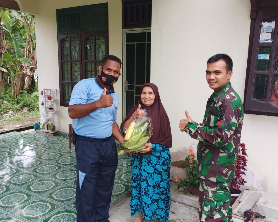 Sinergitas TNI - Polri, Dansat Radar 232 Dumai Bersama Kapolsek Bukit Kapur Laksanakan Panen Raya Jagung Manis