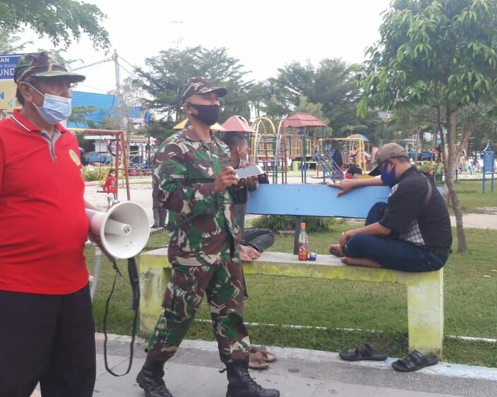 Babinsa Kodim 0301/PBR Lakukan Himbauan Protokol Kesehatan Di RTH Tunjuk Ajar Integritas Dengan Menggunakan Pengeras Suara