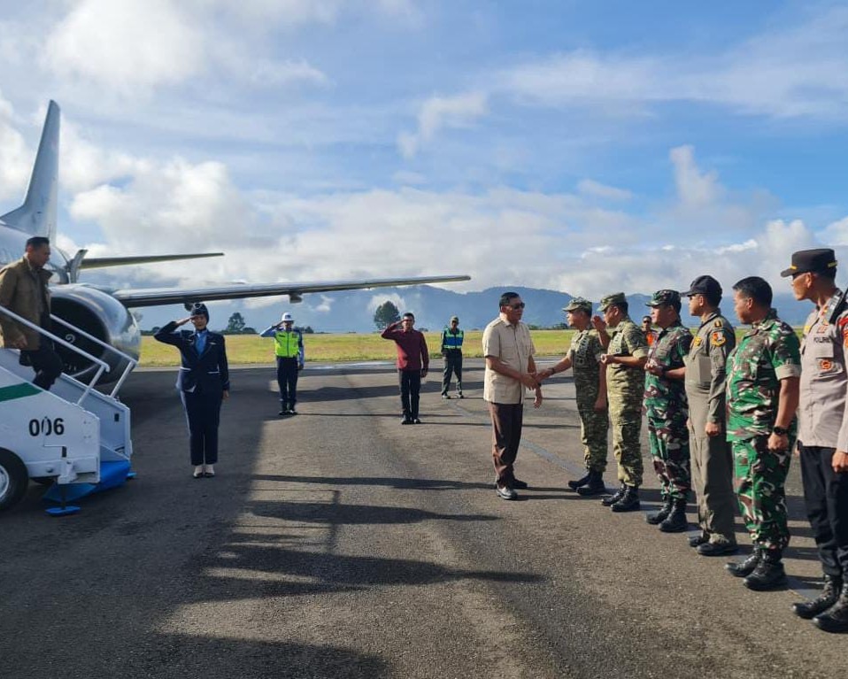 Kaskodau I Sambut Kedatangan Menhan RI Di Bandara Rembele