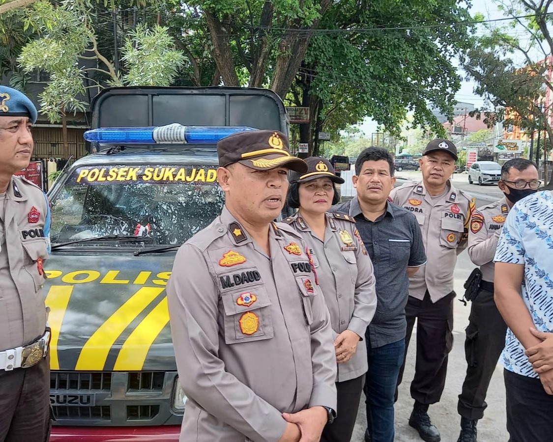 Jumat Barokah, Kapolsek Sukajadi Polresta Pekanbaru Bagikan Makanan Siap Saji Kepada Warga Yang Melintasi Depan Mapolsek