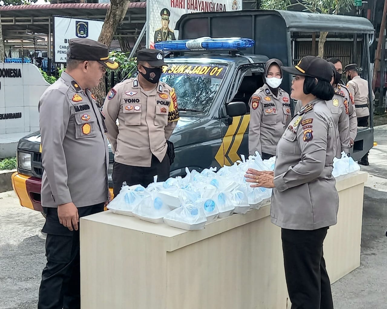 Jumat Barokah, Kapolsek Sukajadi Polresta Pekanbaru Bagikan Makanan Siap Saji Kepada Warga Yang Melintasi Depan Mapolsek