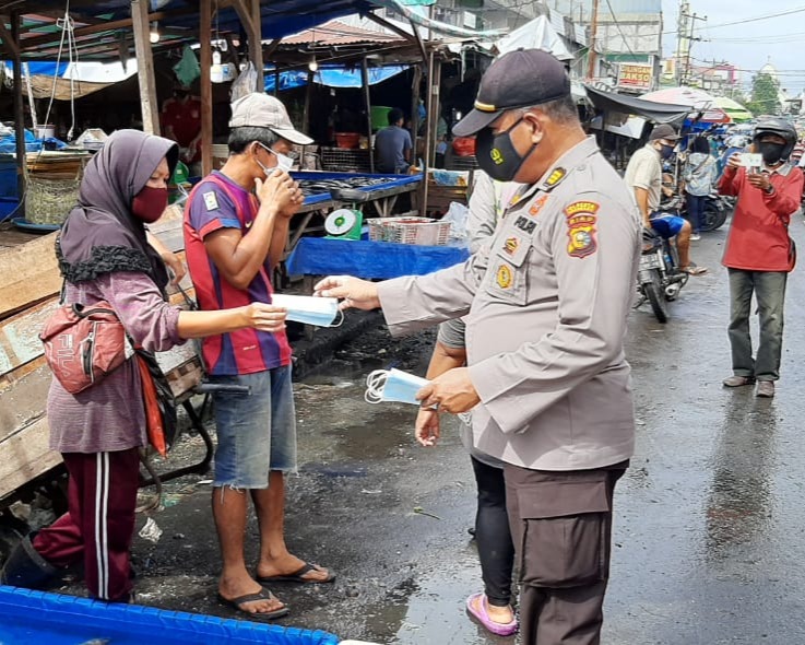 Polsek Pekanbaru Kota Bagikan Masker Gratis Kepada Pedagang dan Pengunjung Pasar Pusat Agus Salim