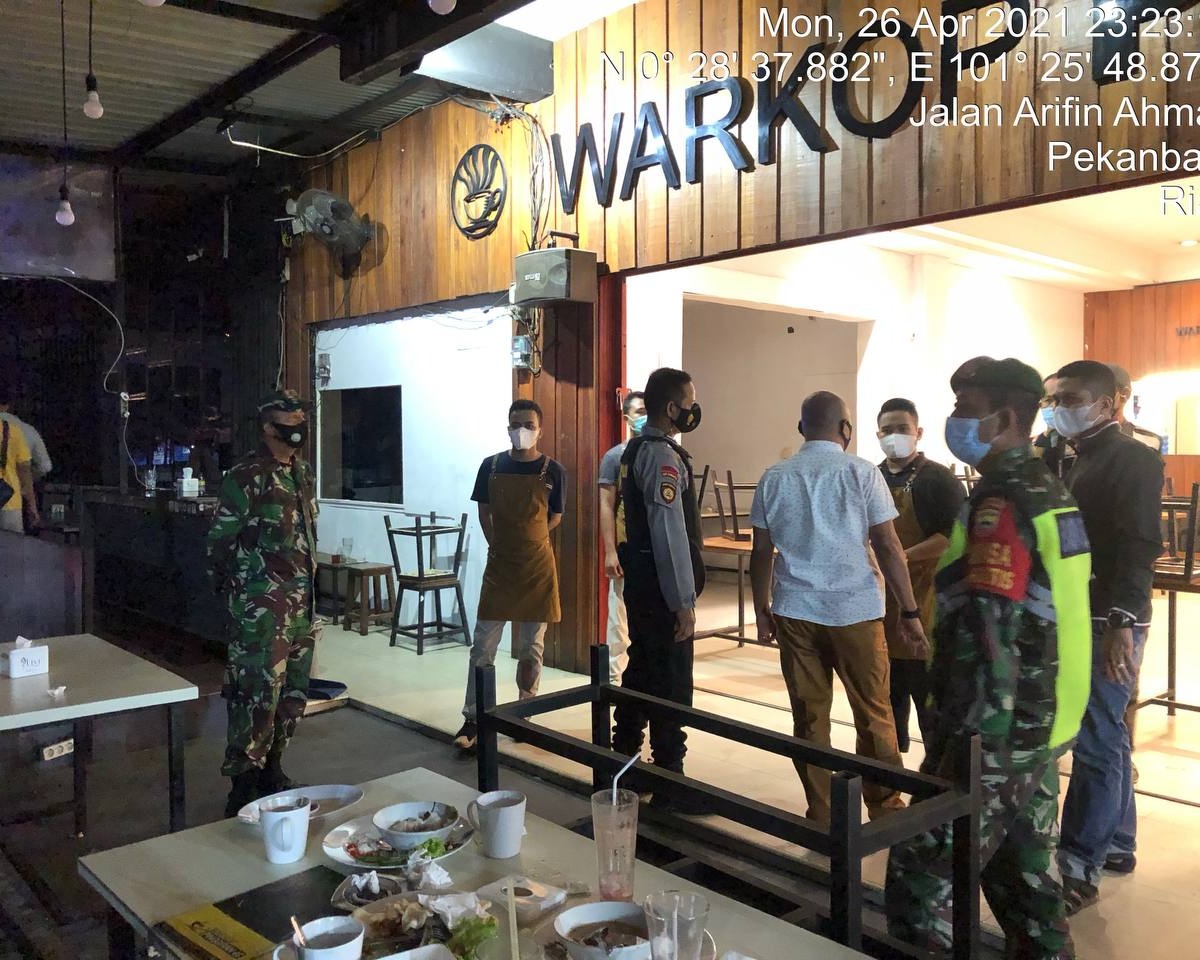 Personil Kodim 0301/PBR Ikut Hadir Dalam Patroli Penertiban PPKM dan Prokes Covid-19 di Beberapa Pusat Kuliner