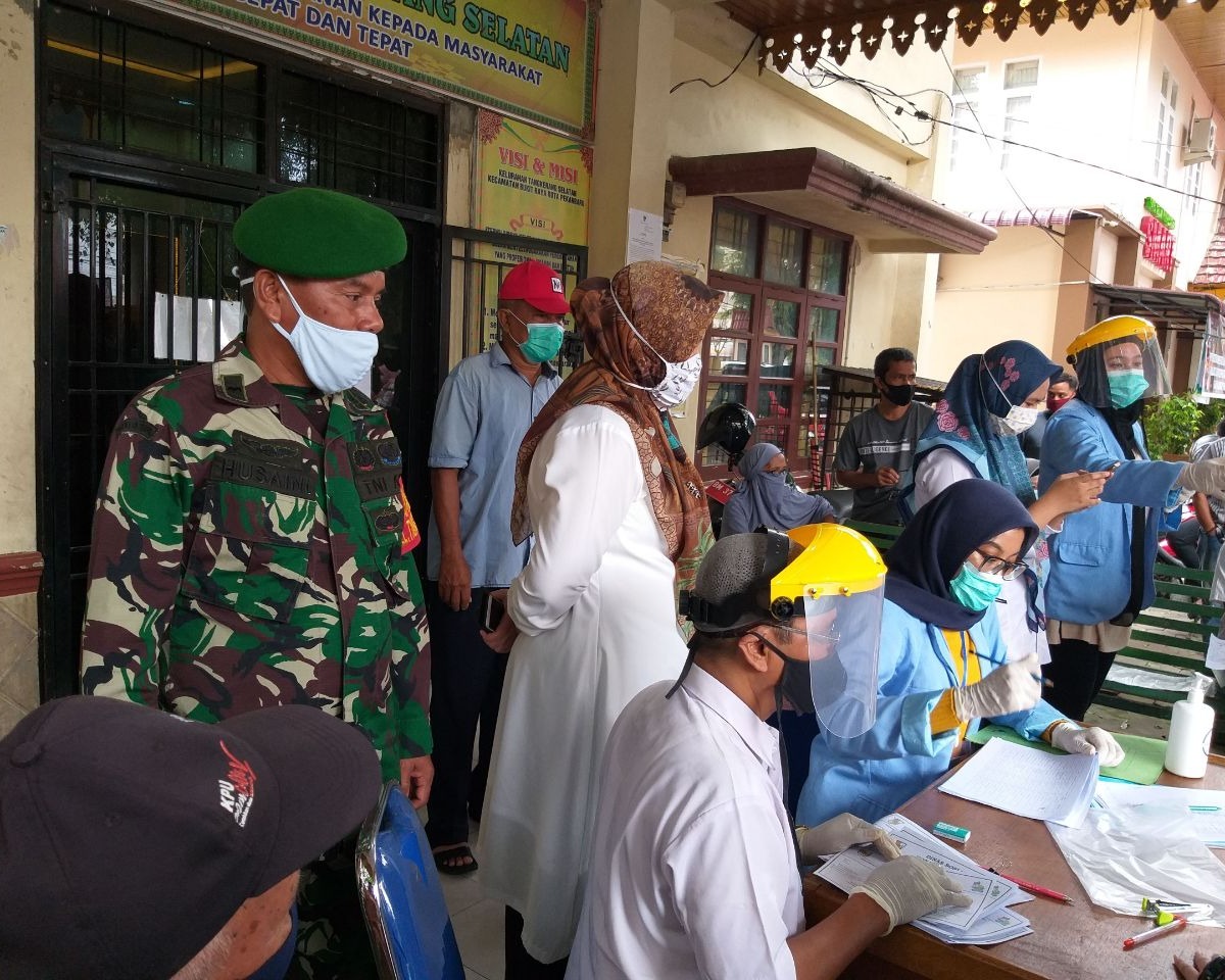 Babinsa Kodim 0301/PBR Terapkan Protokol Kesehatan Saat Kegiatan Pembagian Dana BST