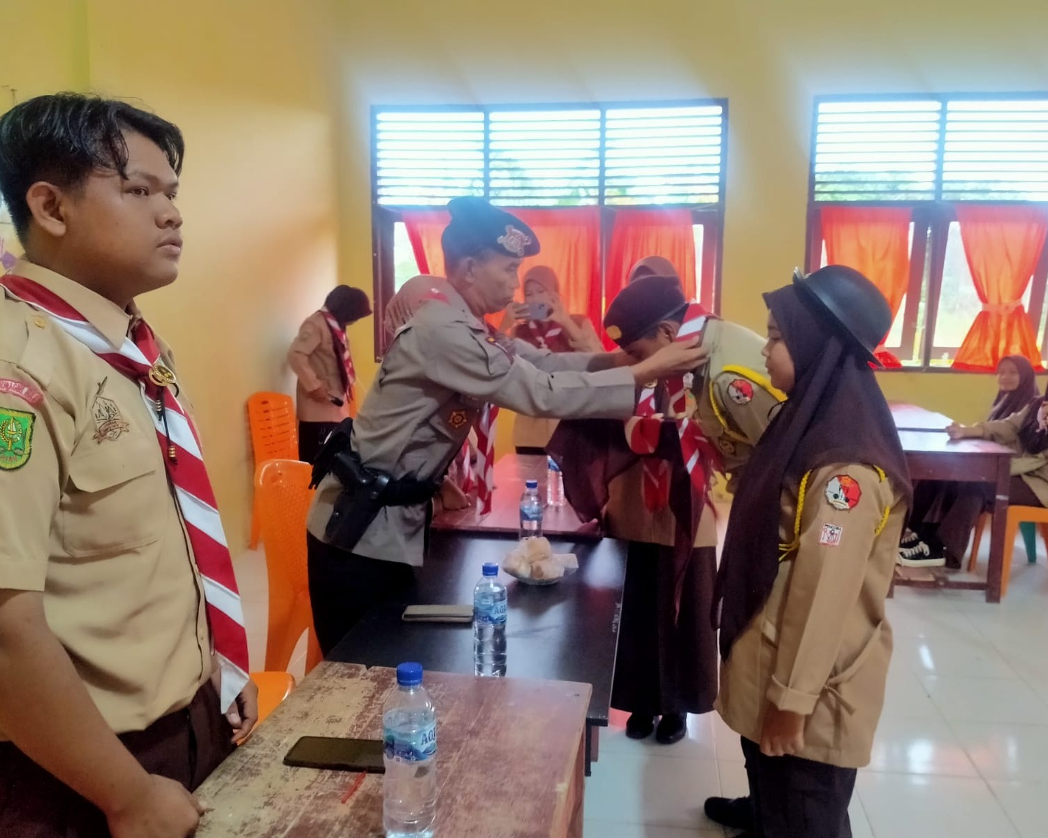 Danki Batalyon C Pelopor Satuan Brimob Polda Riau Pimpin Pelatihan Pramuka di SMKN 1 Batang Gansal
