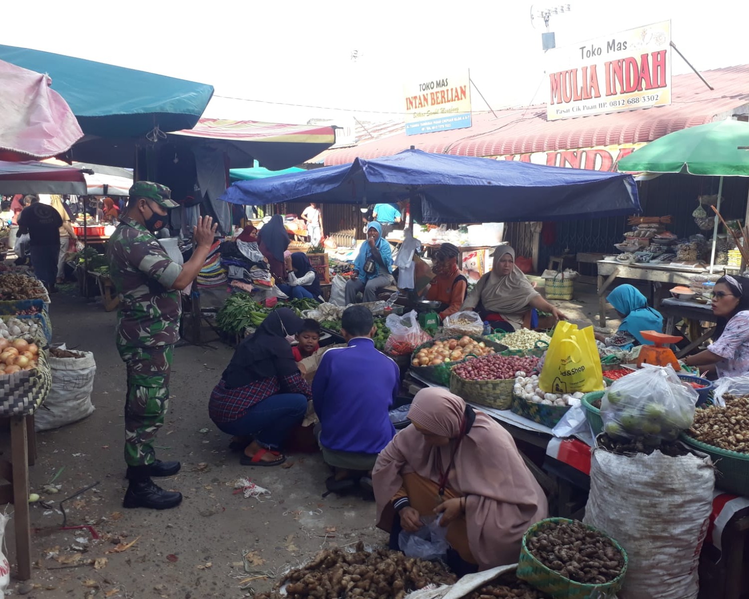 Tanpa Kenal Lelah, Babinsa Kodim 0301/PBR Lakukan Penegakkan Protokol Kesehatan di Pasar Cik Puan
