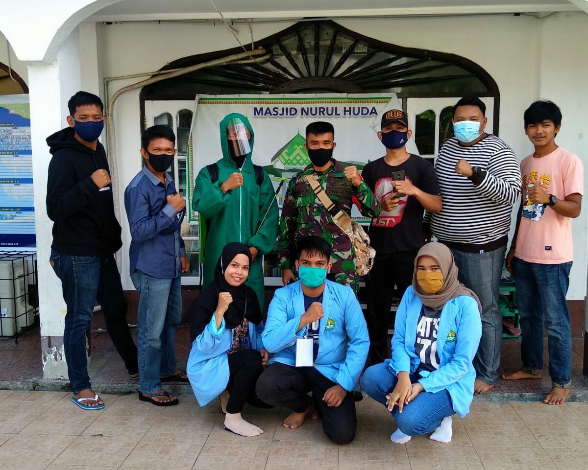 Cegah Penyebaran Covid-19, Babinsa Kodim 0301/PBR Bersama Tim Relawan UNRI Laksanakan Penyemprotkan Disinfektan Di Masjid Paripurna Nurul Huda