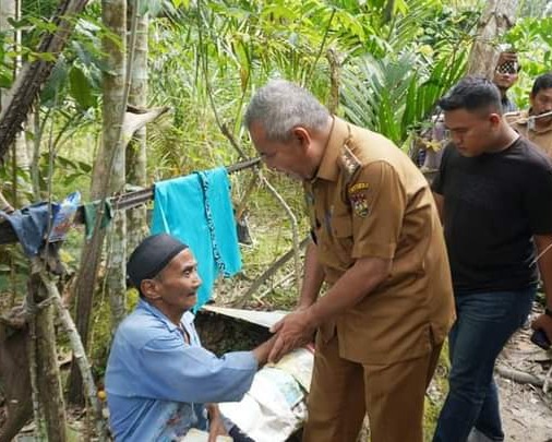 Pj Bupati Kampar Tinjau Rumah Warga Yang Kurang Mampu di Kelurahan Pasir Sialang Kecamatan Bangkinang