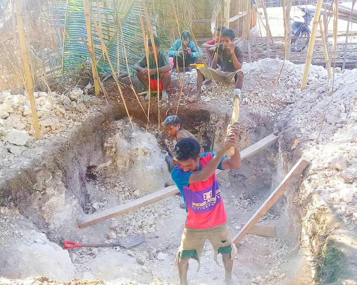 Krisis Air Minum Masyarakat Kodi Gali Bak Penampung Air Hujan