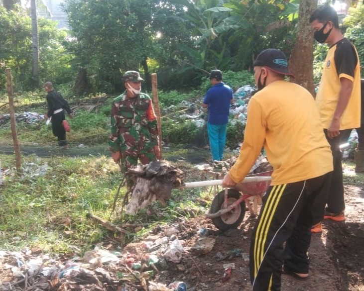 Babinsa Kodim 0301/PBR dan Polri Lakukan Gotong Royong Bersihkan Parit Bersama Warga