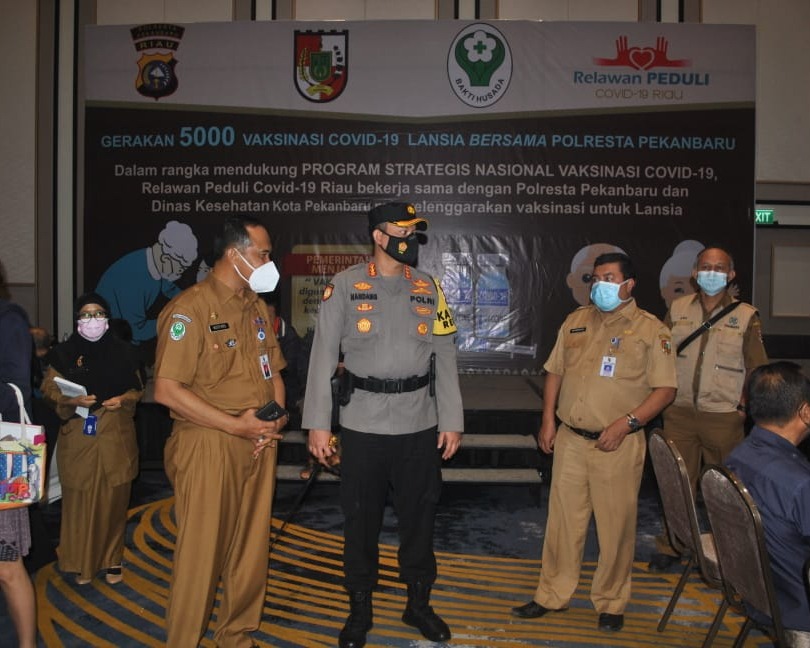 Kapolresta Pekanbaru Dampingi Kapolda Riau Meninjau Kegiatan Gerakan 5000 Vaksinasi Lansia, Dalam Rangka Mendukung Program Strategis Nasional Vaksinasi Covid-19