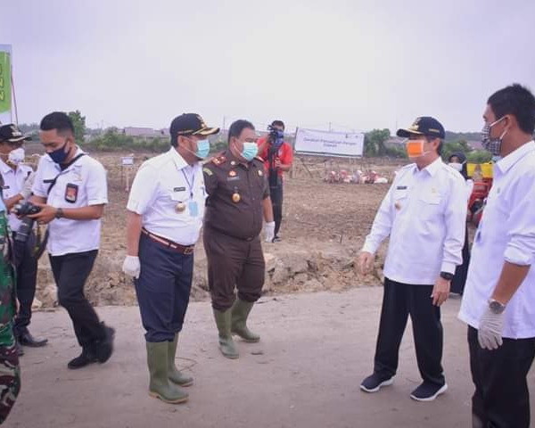Bupati Kampar Dampingi Gubri Lakukan Gerakan Menanam Untuk Kemandirian Pangan
