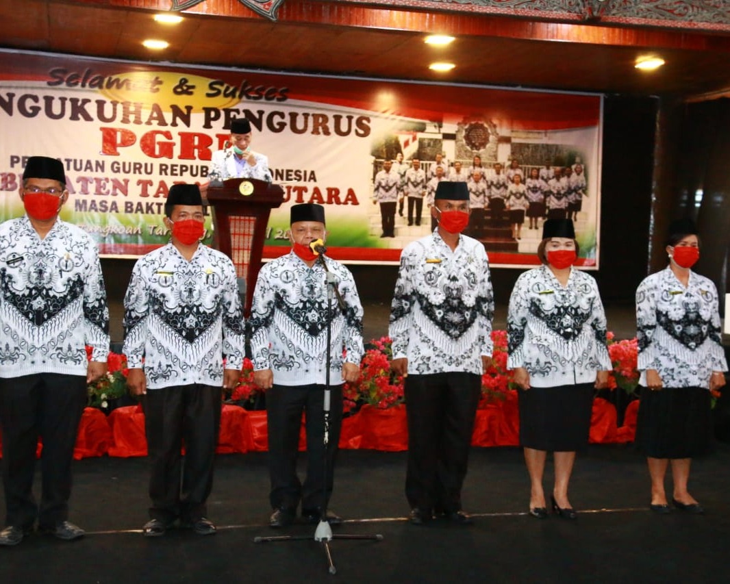 Bupati Taput Hadiri Pengukuhan Pengurus PGRI Taput Masa Bhakti 2021 - 2026 Oleh Ketua PGRI Provinsi Sumut