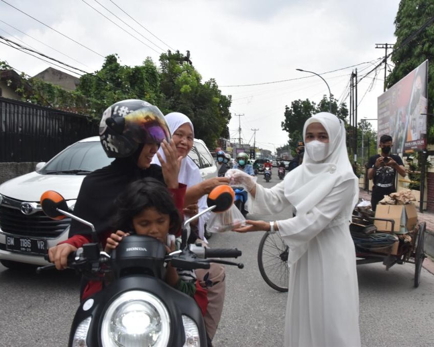 Bulan Suci Ramadhan Penuh Berkah, Personel SatBrimob Polda Riau Dan Ketua Bhayangkari Cabang Satbrimob Daerah Riau Bagi Bagi Takjil