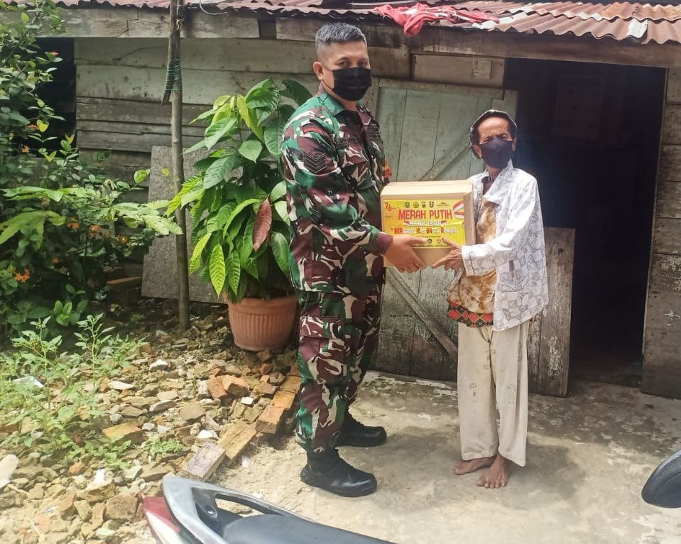 Babinsa Kodim 0301/PBR Bagikan Bingkisan Sembako Merah Putih Dari Danrem 031/WB Kepada Warga Kurang Mampu