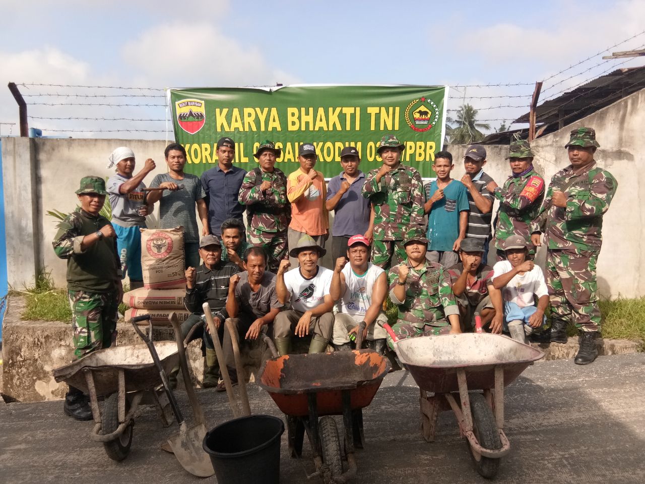 Babinsa Koramil 05/Sail Kodim 0301/Pekanbaru Laksanakan Gotong Royong Memperbaiki Jalan