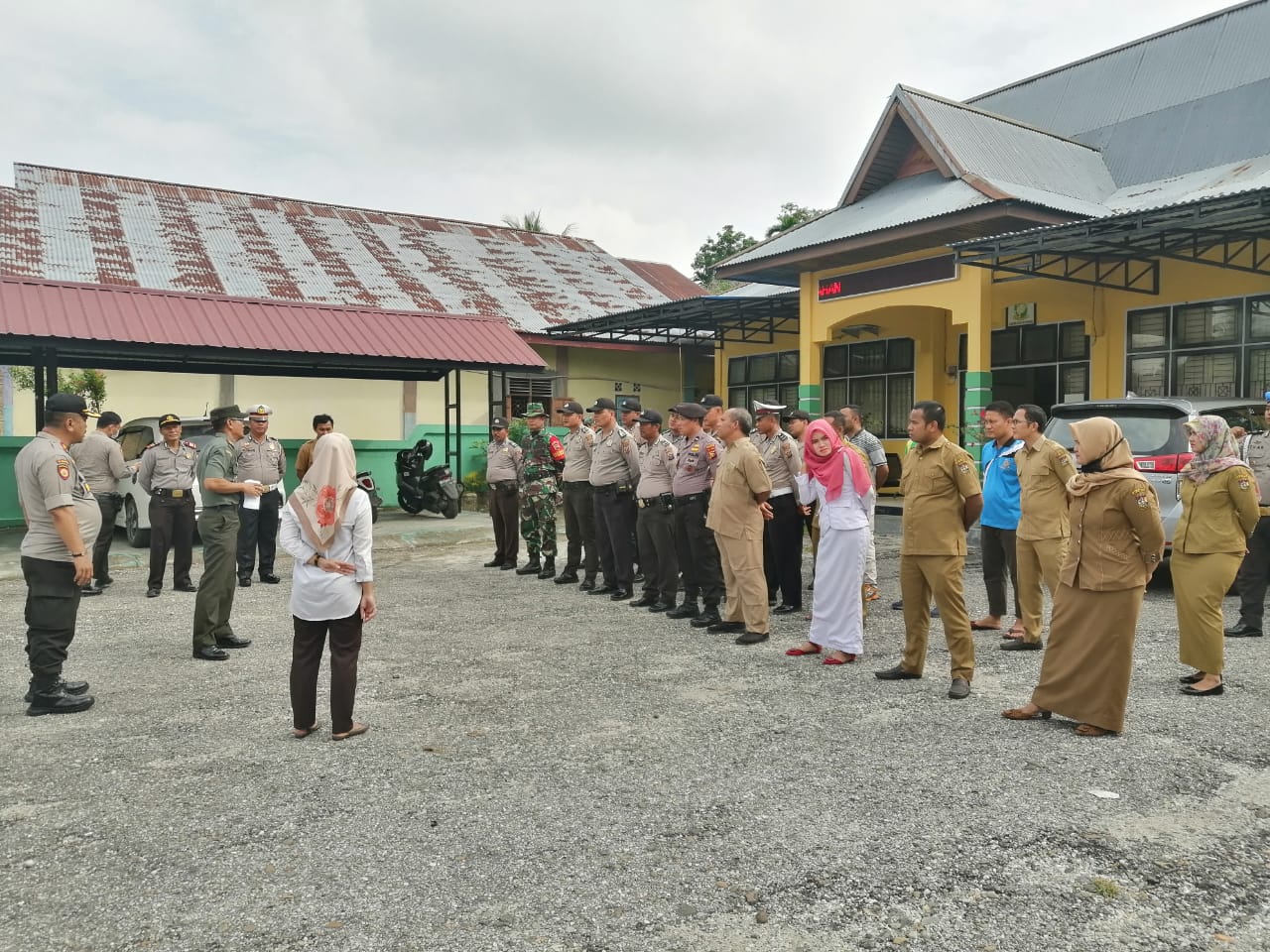 Dalam Rangka Antisipasi Penyebaran Covid-19, Polsek Tapung Bersama Koramil dan Puskesmas Adakan Goro di Pasar Petapahan