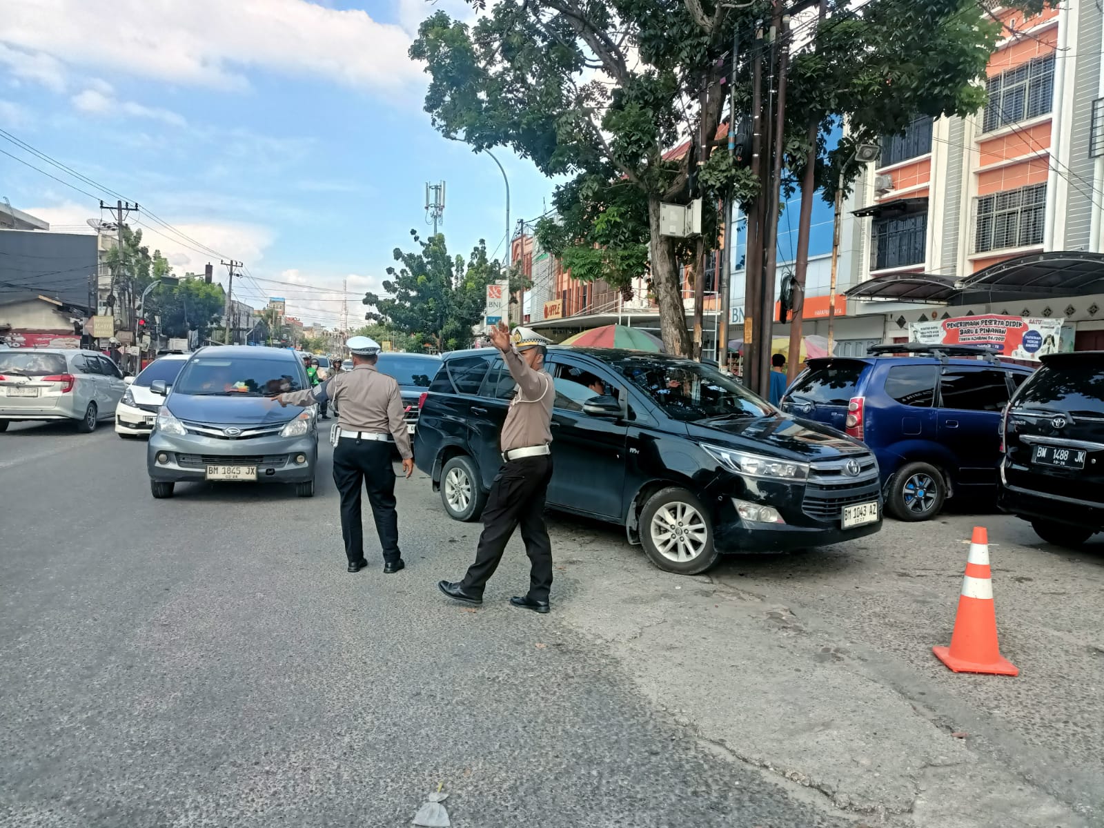Kepadatan Di SPBU Teratasi, Polisi Lalu Lintas Bergerak Cepat Di Lapangan