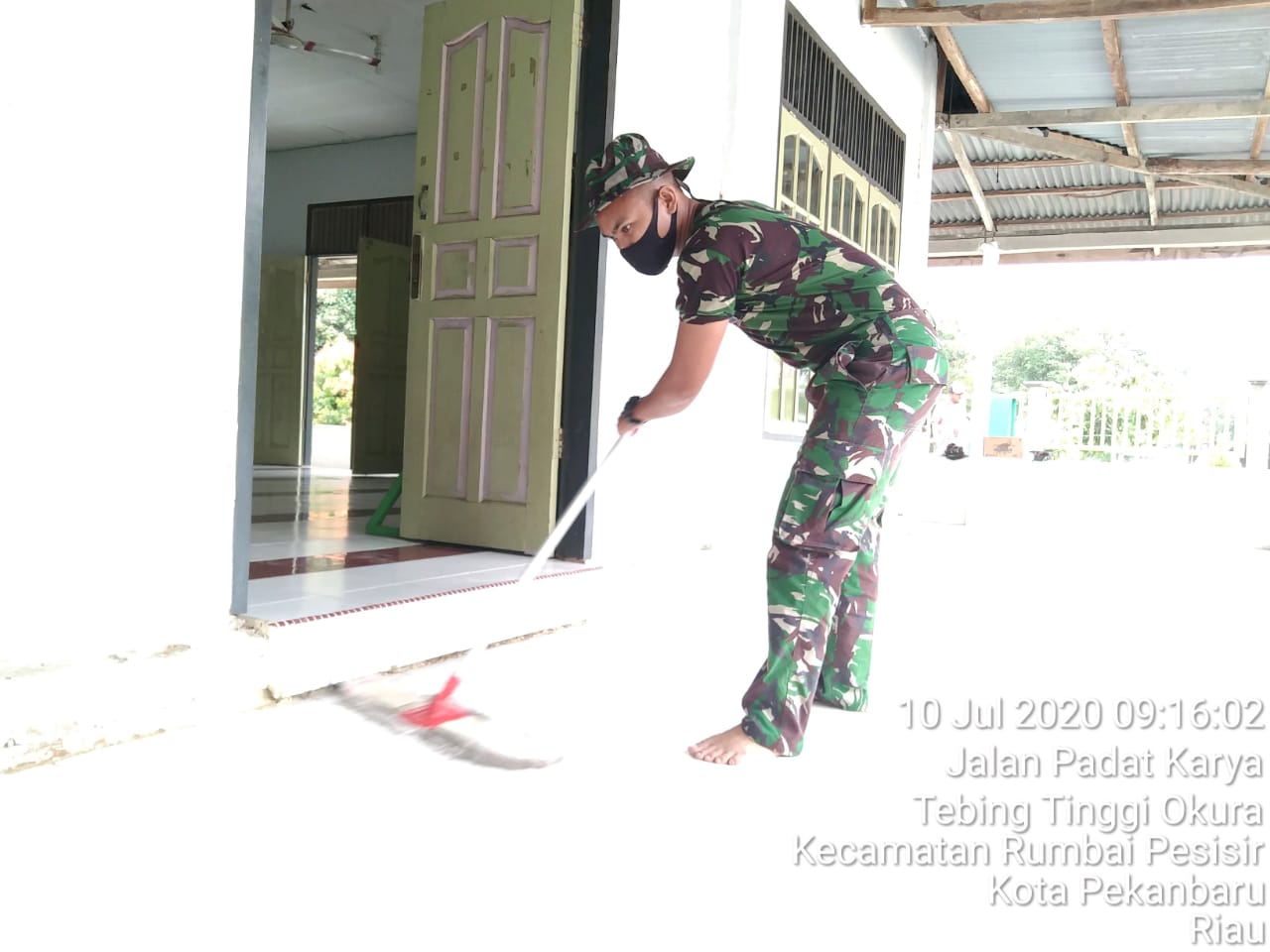 Sebelum Sholat Jum'at, Personil Satgas TMMD Bersama Warga Membersihkan Sekitar Masjid AT Taqwa Kelurahan Tebing Tinggi Okura