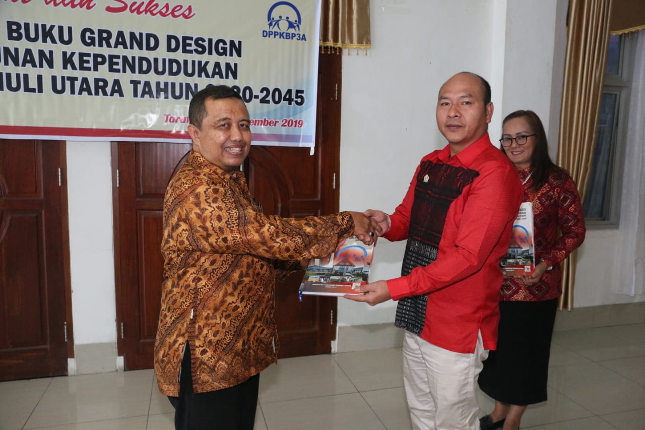 Bupati Taput Launching Buku Grand Design Pembangunan Kependudukan Kabupaten Tapanuli Utara 2020 - 2045
