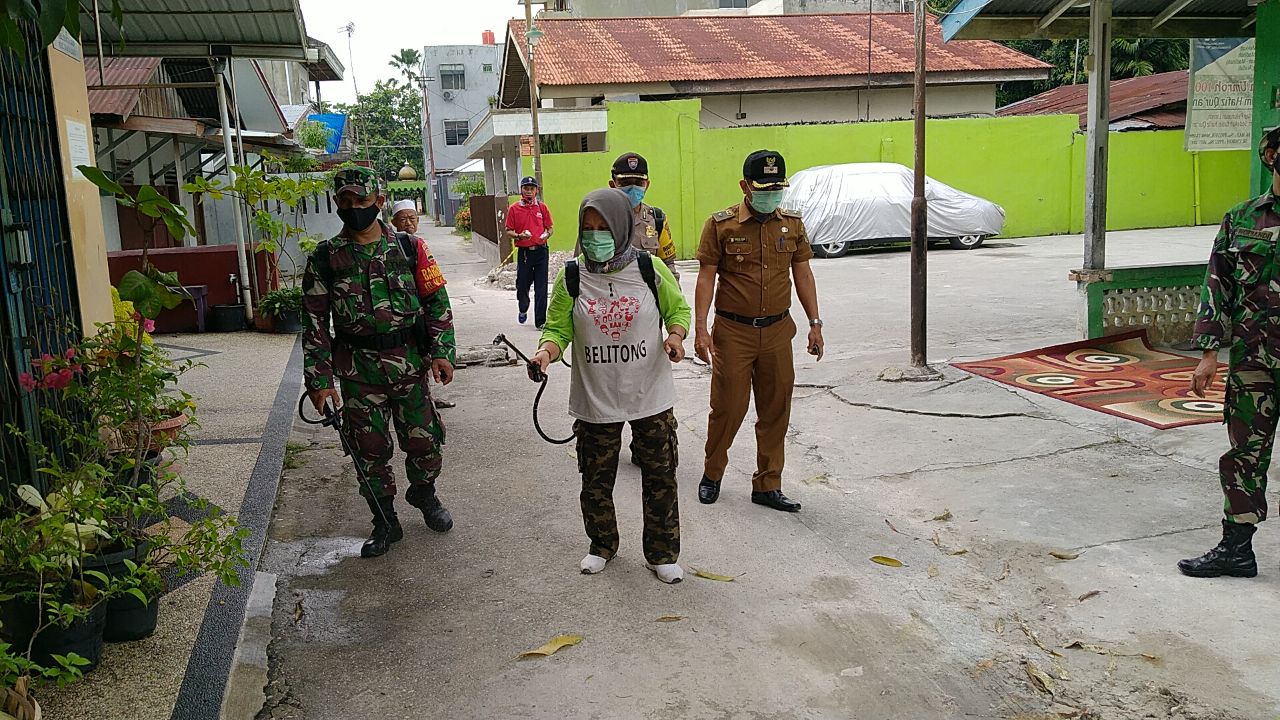 Babinsa Kodim 0301/Pekanbaru Bersama Elemen Masyarakat Laksanakan Penyemprotan Disinfektan di Masjid Babussalam
