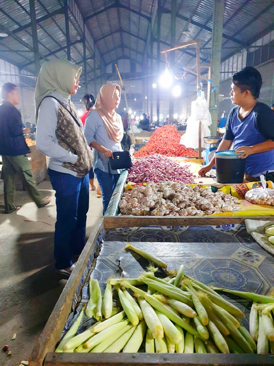 Pedagang Kaget, Dini Hari Disdagperin Muba Tinjau Aktivitas Pasar Randik