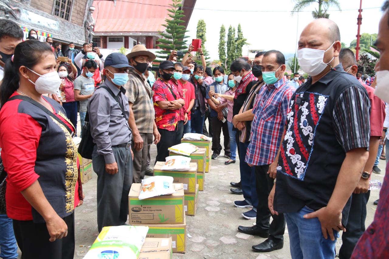 Bupati Taput Serahkan Bantuan Benih Jagung dan Alat Mesin Pertanian Kepada Kelompok Tani