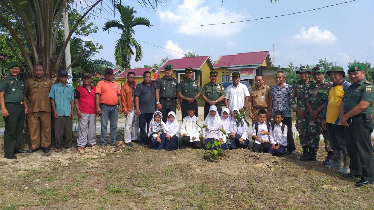 Kepala Kelompok Staf Ahli Kodam I/BB Kolonel Kav Halilintar Menanam Pohon Jambu Madu di Lokasi Baksos Penghijauan Kodim 0301/Pekanbaru