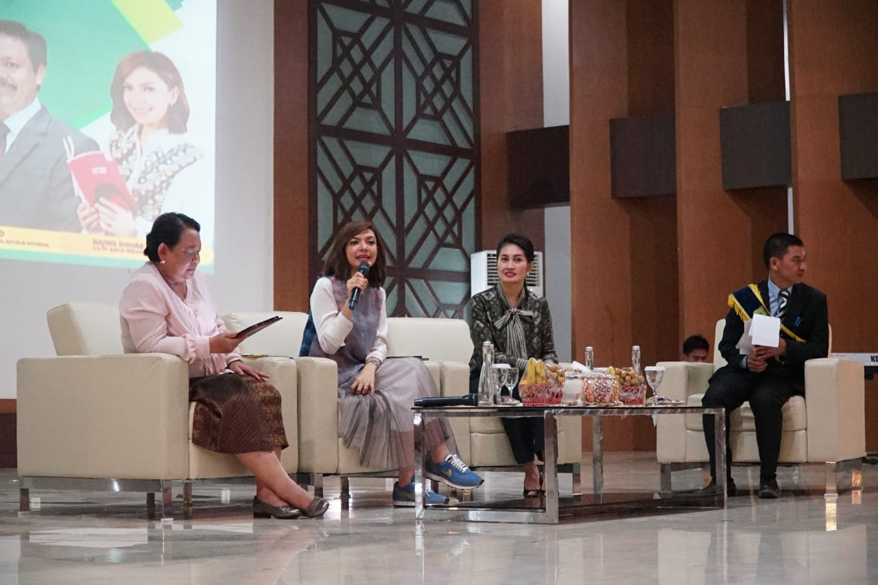Najwa Shihab Dapat Oleh - Oleh Gambo Muba Dari Ketua TP PKK Muba Thia Yufada 