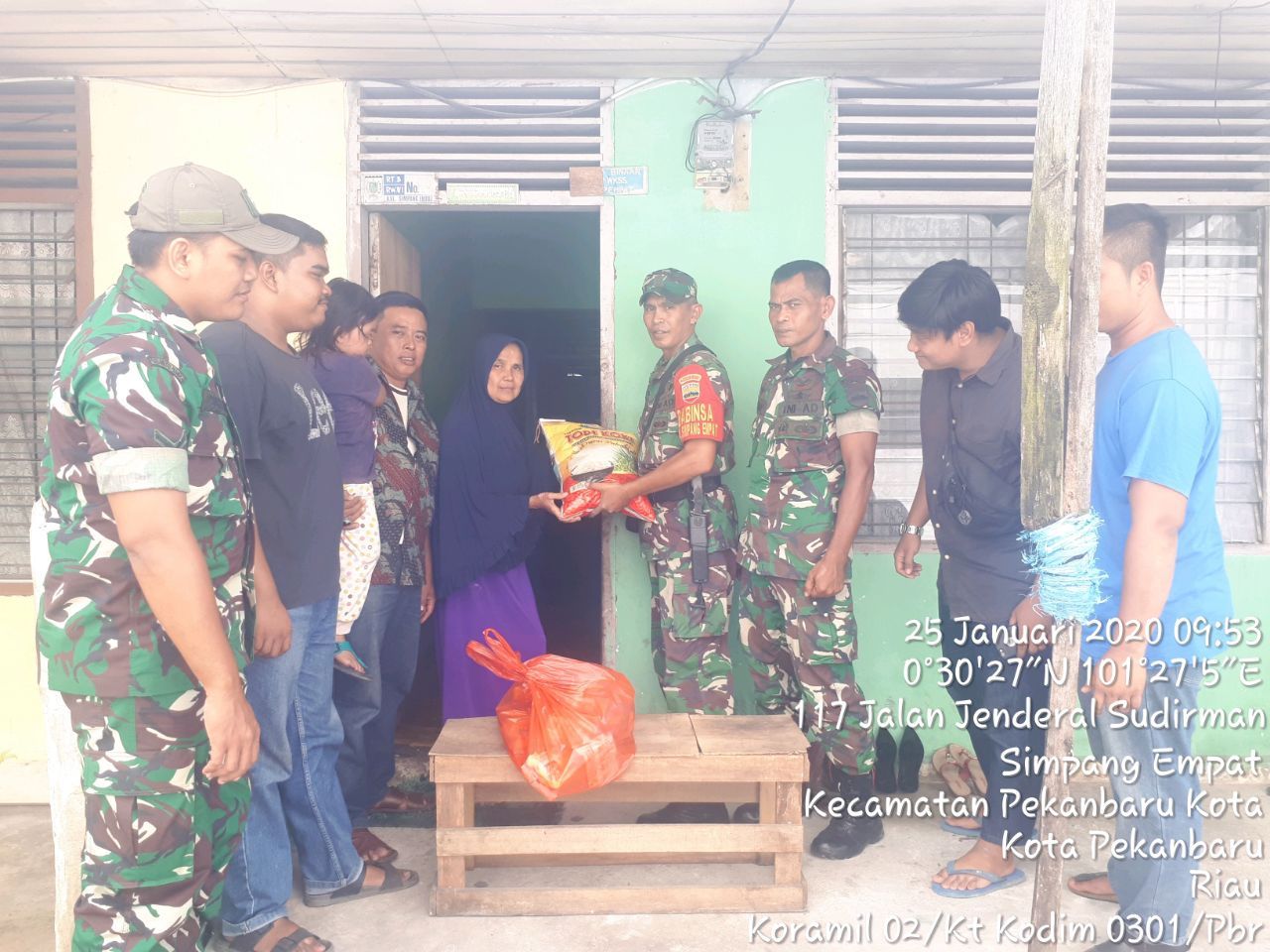 Babinsa Kodim 0301/Pekanbaru Anjangsana Ke Rumah Warga Beri Bantuan Sembako