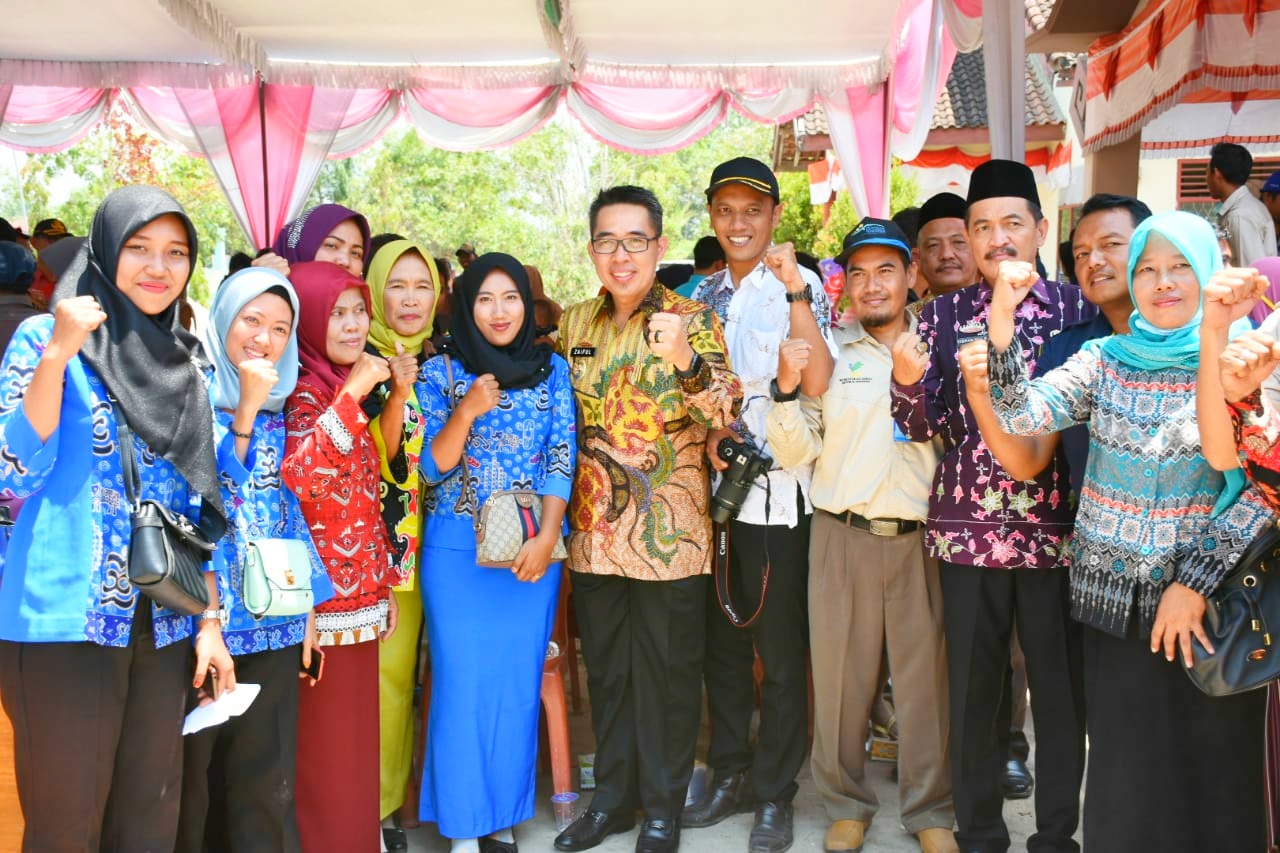 Bupati Lampung Timur Bagikan KIS PBI APBN