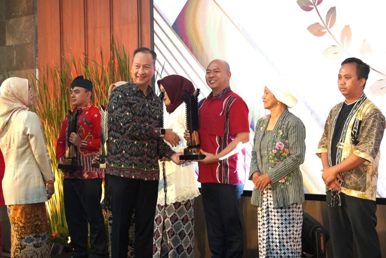 Bupati Menerima Tropi Penghargaan Upakarti 2022 Atas Jasa Pengabdian Satika Simamora Kembangkan Usaha Kerajinan Ulos di Kabupaten Taput