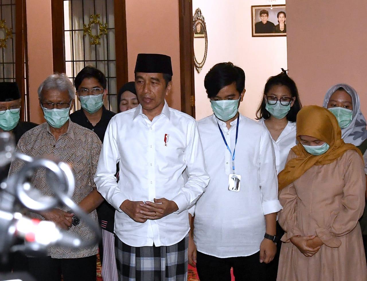 Presiden Jokowi Mohon Doa Masyarakat Untuk Almarhumah Ibunda