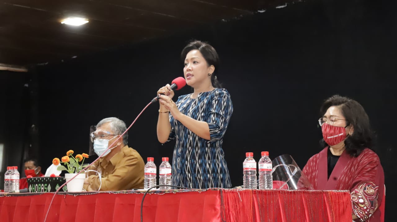 Serahkan Bantuan Benang Kepada 1.565 Petenun, Ketua Dekranasda Taput Berharap Bisa Meningkatan Kualitas Tenun Ulos