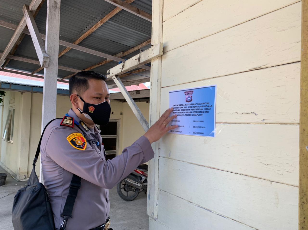 Polsek Limapuluh Polresta Pekanbaru Berikan Himbauan dan Tempel Stiker Ke Rumah Warga Sekitar Yang Terpapar Covid-19
