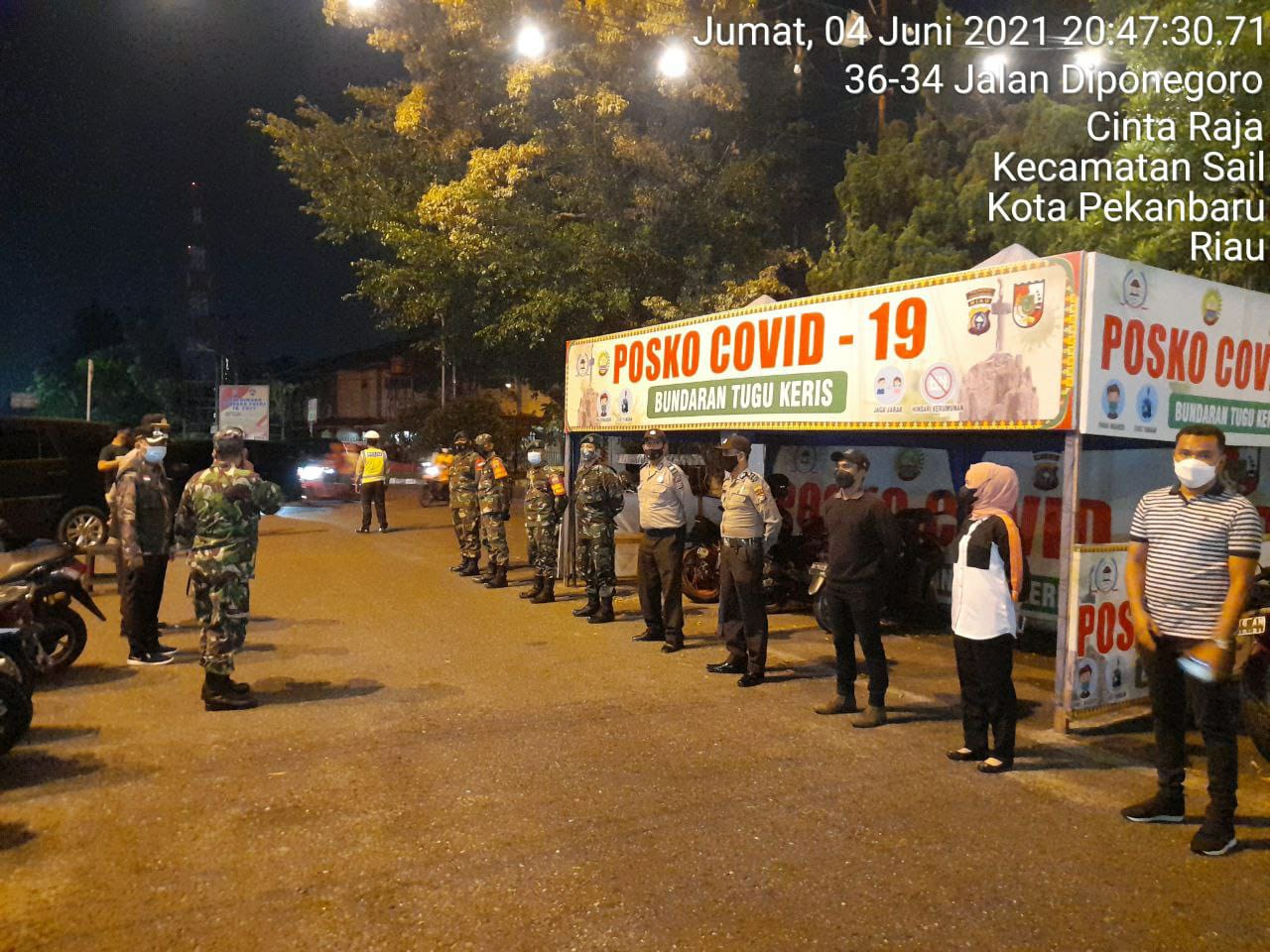 Personil Kodim 0301/PBR Laksanakan Kegiatan Razia Gabungan Pendisiplinan Prokes di Pusat Kuliner Tugu Keris