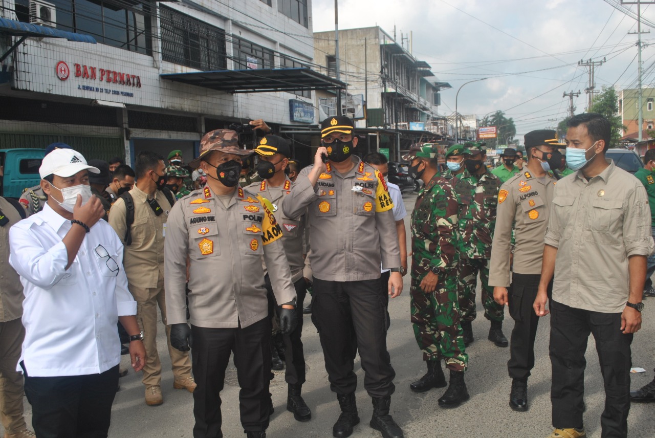 Giat Karya Bakti TNI - Polri, Kapolda Riau Bersama Danrem 031/WB dan Kapolresta Pekanbaru Serta Masyarakat Turun Langsung Bersihkan Sampah di Pasar Senapelan