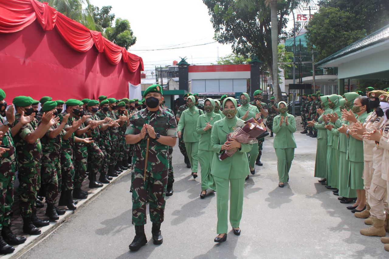 Dandim 0301/PBR Terima Kunjungan Kerja Danrem 031/WB Beserta Ibu Ketua Persit Kartika Chandra Kirana Koorcab Rem 031 PD I/BB Di Makodim