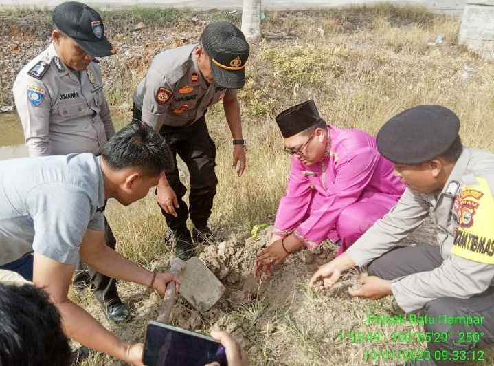 Antisipasi Banjir, Kapolsek Batu Hampar ikut Tanam 50 Bibit Pohon