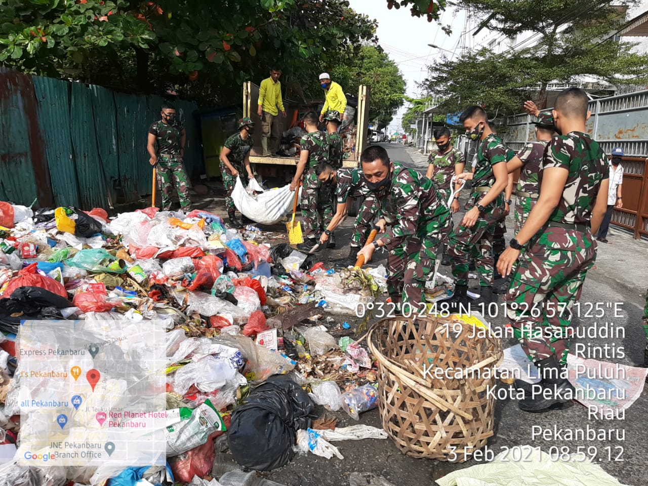 Kaur Bakti Kodim 0301/PBR Beserta Personil Laksanakan Karya Bakti Pembersihan Sampah Yang Menumpuk