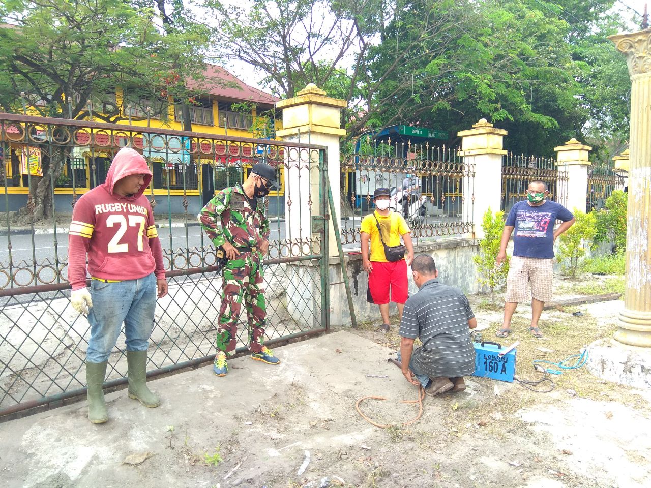 Babinsa Kodim 0301/PBR Laksanakan Gotong Royong Bersama Masyarakat Kelurahan Suka Mulia