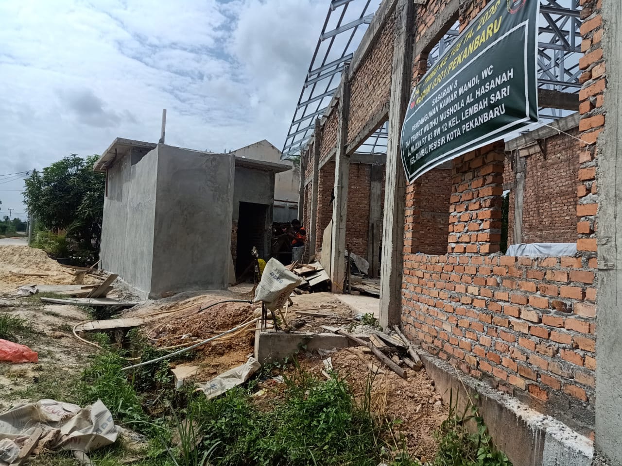 Personil Satgas TMMD Terus Bahu Membahu Menyelesaikan Pekerjaan di Sasaran 8