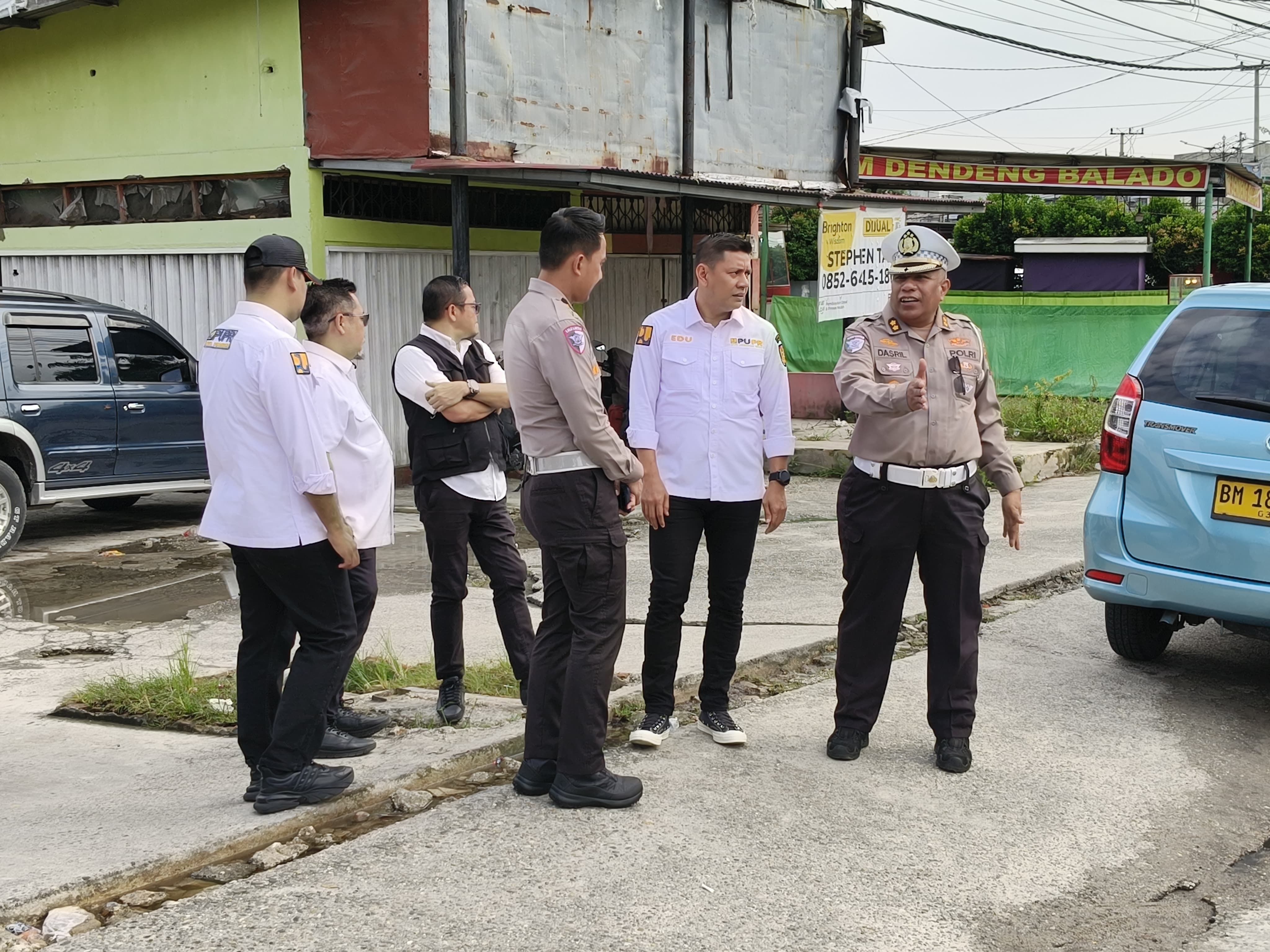 Sinergi Ditlantas Dan PUPR, Penggalian Parit Jadi Solusi Atasi Banjir Di Depan RS Awal Bros